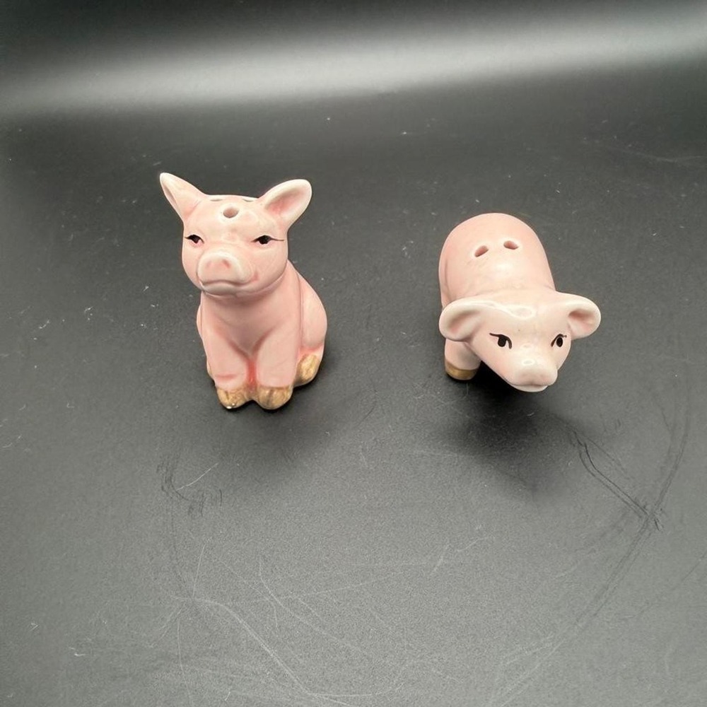vintage salt and pepper shakers pigs farm life cottagecore